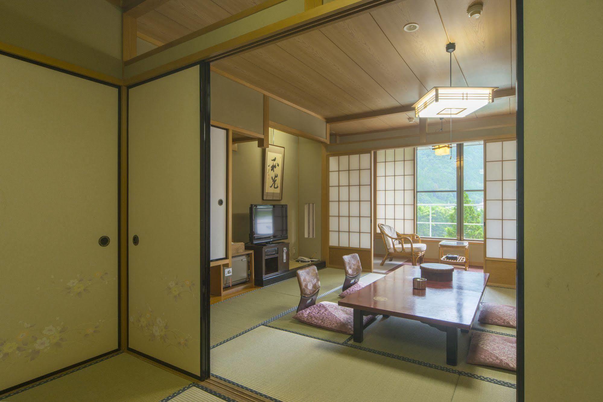 Hotel Gujo Hachiman Buitenkant foto