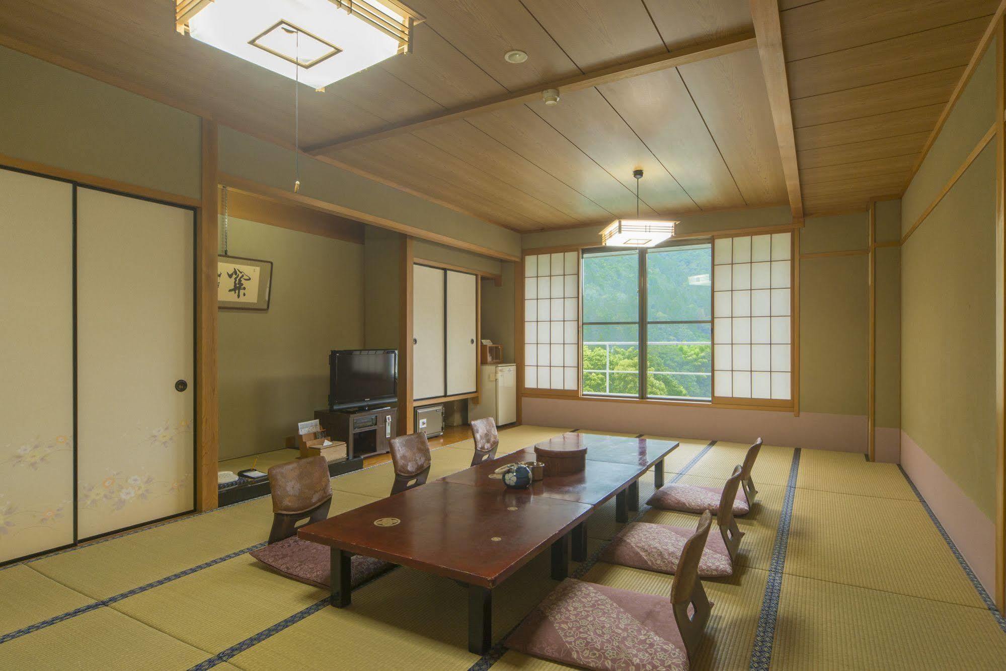 Hotel Gujo Hachiman Buitenkant foto